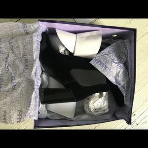 Therapy Suddley velvet black booties size 5 NWT